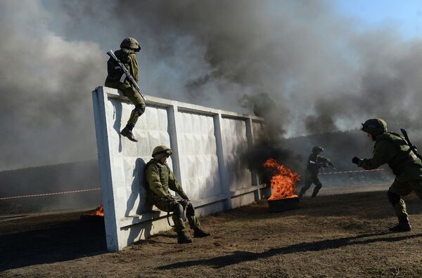 Pista de obstáculos y operativo antiterrorista en los ejercicios del Interior de Rusia - Sputnik Mundo