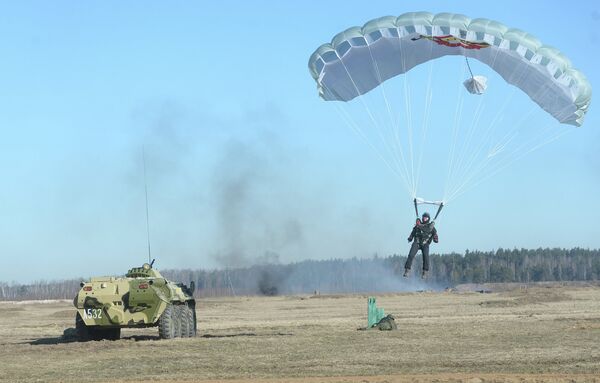 Pista de obstáculos y operativo antiterrorista en los ejercicios del Interior de Rusia - Sputnik Mundo