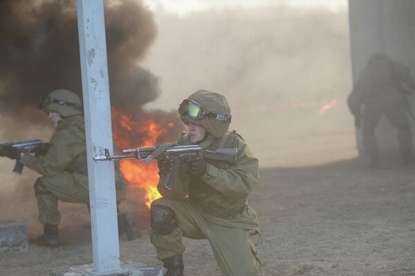 Pista de obstáculos y operativo antiterrorista en los ejercicios del Interior de Rusia - Sputnik Mundo