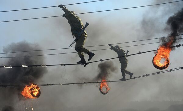 Pista de obstáculos y operativo antiterrorista en los ejercicios del Interior de Rusia - Sputnik Mundo