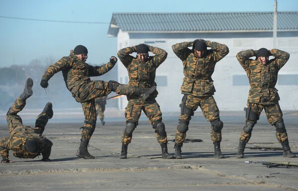 Pista de obstáculos y operativo antiterrorista en los ejercicios del Interior de Rusia - Sputnik Mundo