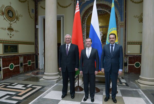 Medvédev llama a acelerar la creación de la Unión Económica Euroasiática - Sputnik Mundo