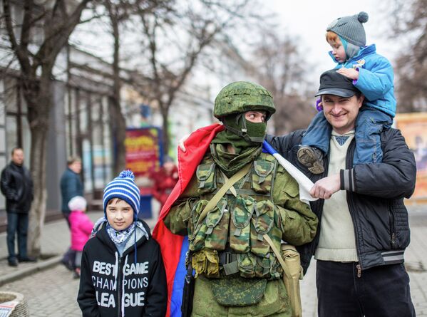 Una muestra fotográfica rememora la adhesión de Crimea a Rusia - Sputnik Mundo