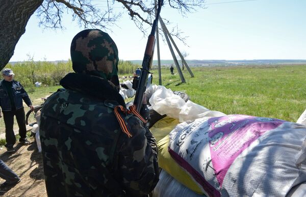 Milicianos de Slaviansk detienen un autobús con representantes de la OSCE - Sputnik Mundo