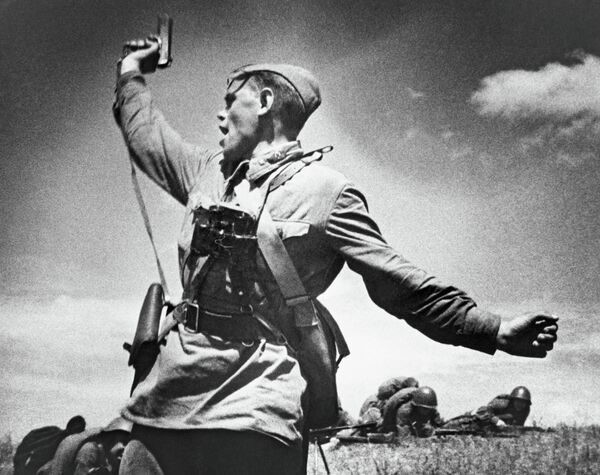 Un comandante llama a la carga a sus soldados durante la Gran Guerra Patria Un comandante llama a la carga a sus soldados durante la Gran Guerra Patria - Sputnik Mundo