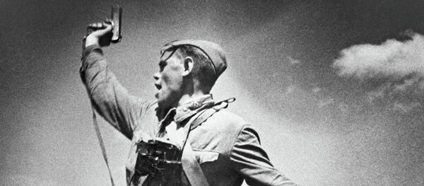 Un comandante del Ejército Rojo llama a la carga a sus soldados durante la Gran Guerra Patria - Sputnik Mundo