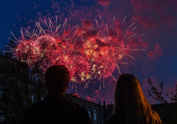 Un espectáculo de fuegos artificiales culminó en Moscú los festejos del 69º aniversario de la Gran Victoria sobre la Alemania nazi. Por primera vez en la historia se dispararon más de 10.000 salvas de fuegos artificiales. - Sputnik Mundo