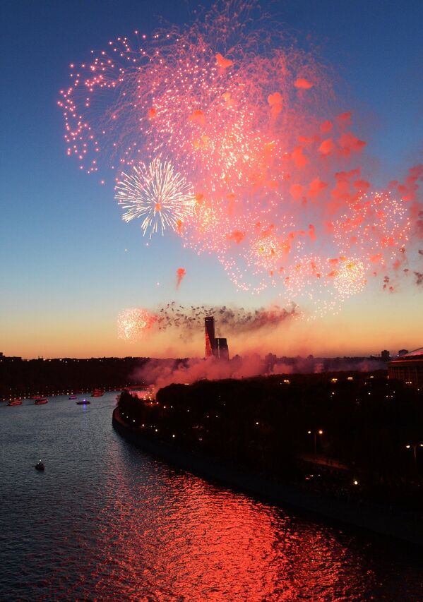 Un espectáculo de fuegos artificiales culminó en Moscú los festejos del 69º aniversario de la Gran Victoria sobre la Alemania nazi. Por primera vez en la historia se dispararon más de 10.000 salvas de fuegos artificiales. - Sputnik Mundo