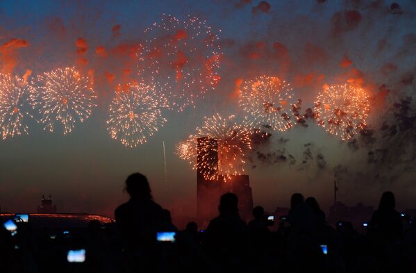 Un espectáculo de fuegos artificiales culminó en Moscú los festejos del 69º aniversario de la Gran Victoria sobre la Alemania nazi. Por primera vez en la historia se dispararon más de 10.000 salvas de fuegos artificiales. - Sputnik Mundo