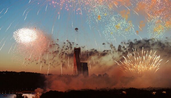 Un espectáculo de fuegos artificiales culminó en Moscú los festejos del 69º aniversario de la Gran Victoria sobre la Alemania nazi. Por primera vez en la historia se dispararon más de 10.000 salvas de fuegos artificiales. - Sputnik Mundo