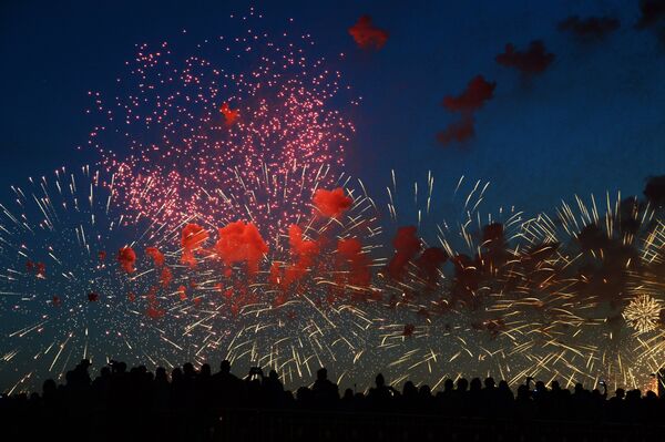 Un espectáculo de fuegos artificiales culminó en Moscú los festejos del 69º aniversario de la Gran Victoria sobre la Alemania nazi. Por primera vez en la historia se dispararon más de 10.000 salvas de fuegos artificiales. - Sputnik Mundo