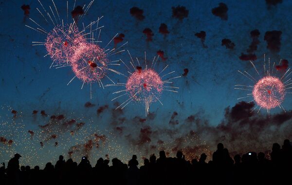 Un espectáculo de fuegos artificiales culminó en Moscú los festejos del 69º aniversario de la Gran Victoria sobre la Alemania nazi. Por primera vez en la historia se dispararon más de 10.000 salvas de fuegos artificiales. - Sputnik Mundo