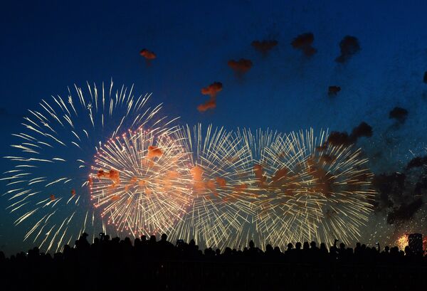 Un espectáculo de fuegos artificiales culminó en Moscú los festejos del 69º aniversario de la Gran Victoria sobre la Alemania nazi. Por primera vez en la historia se dispararon más de 10.000 salvas de fuegos artificiales. - Sputnik Mundo