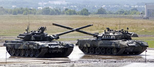 Танк Т-90 на территории полигона в Раменском - Sputnik Mundo