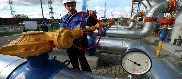 Un empeado de Gazprom maneja una válvula de gas (archivo) - Sputnik Mundo