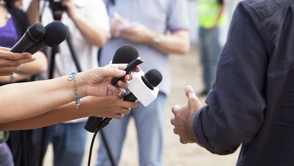 Corresponsales durante una entrevista - Sputnik Mundo