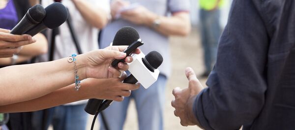 Corresponsales durante una entrevista - Sputnik Mundo