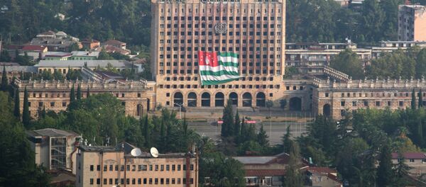 Bandera de Abjasia enfrente de la sede del Parlamento abjasio destruida durante la guerra con Georgia en 1993 Bandera de Abjasia enfrente de la sede del Parlamento abjasio destruida durante la guerra con Georgia en 1993 - Sputnik Mundo