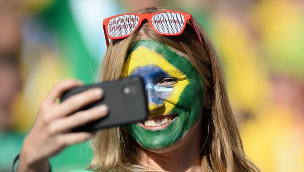 Brasil estrena aplicación móvil para identificar billetes falsos - Sputnik Mundo