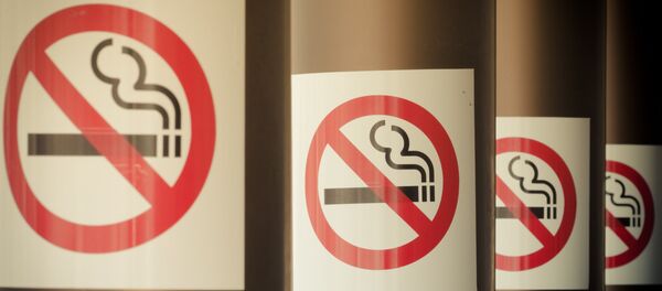 Rusia recauda medio millón de dólares en tres meses en multas a fumadores - Sputnik Mundo