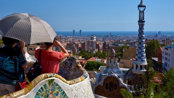 Turistas en el Parque Güell, Barcelona, España - Sputnik Mundo