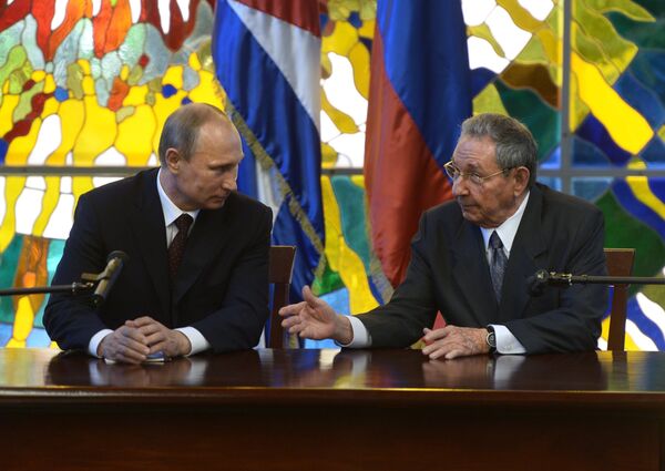 Vladímir Putin, presidente de Rusia, y Raúl Castro, presidente de Cuba - Sputnik Mundo