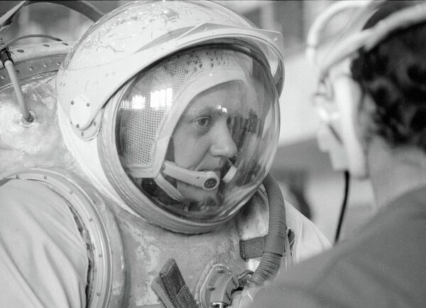 Svetlana Savítskaya, la primera mujer en caminar por el cosmos Svetlana Savítskaya, la primera mujer en caminar por el cosmos - Sputnik Mundo