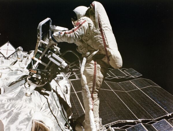 Svetlana Savítskaya, la primera mujer en caminar por el cosmos Svetlana Savítskaya, la primera mujer en caminar por el cosmos - Sputnik Mundo