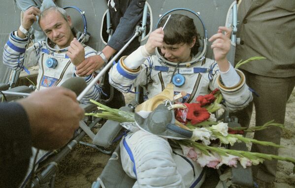 Svetlana Savítskaya, la primera mujer en caminar por el cosmos Svetlana Savítskaya, la primera mujer en caminar por el cosmos - Sputnik Mundo