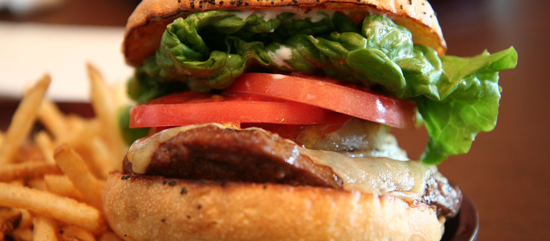 Una hamburguesa con patatas - Sputnik Mundo, 1920, 15.07.2018