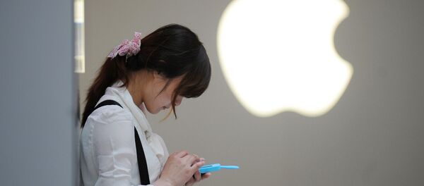 Mujer con iPhone - Sputnik Mundo