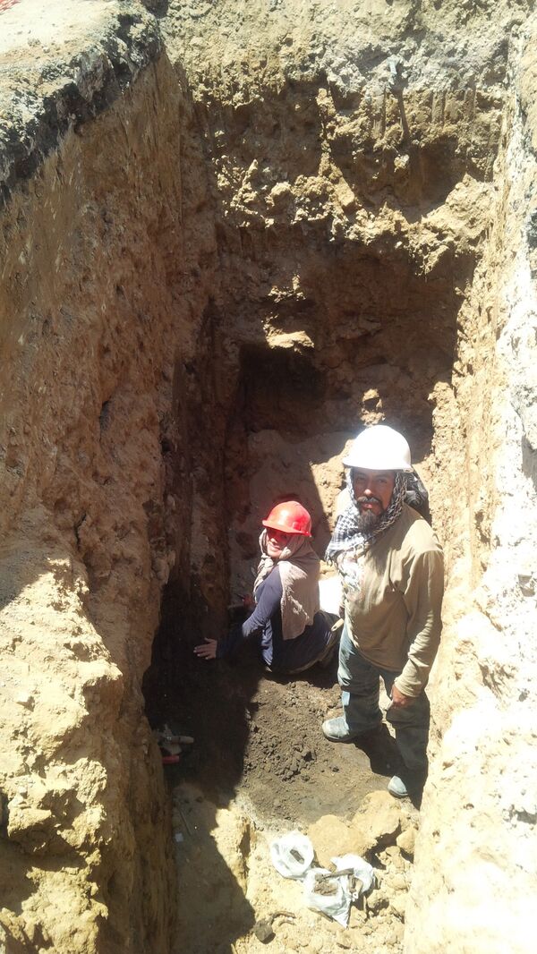 Los arqueólogos Oswaldo Caramillo y Erika Olivares del Instituto nacional de Antropología e Historia en la fosa del hallazgo - Sputnik Mundo