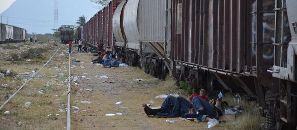 México impedirá a migrantes subir al tren de carga “La Bestia” - Sputnik Mundo
