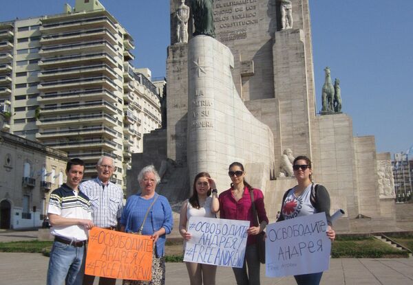 Actos en apoyo al reportero Stenin desaparecido en Ucrania se celebran en Argentina - Sputnik Mundo