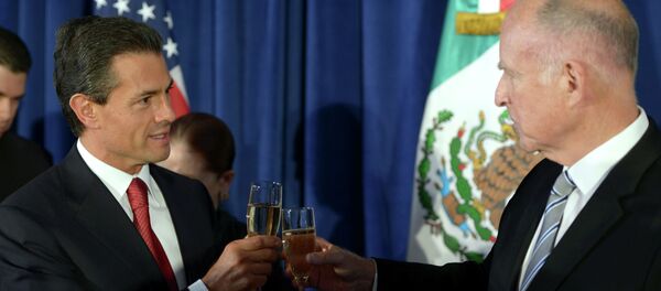Presidente de México, Enrique Peña y gobernador de California, Edmund G. Brown - Sputnik Mundo