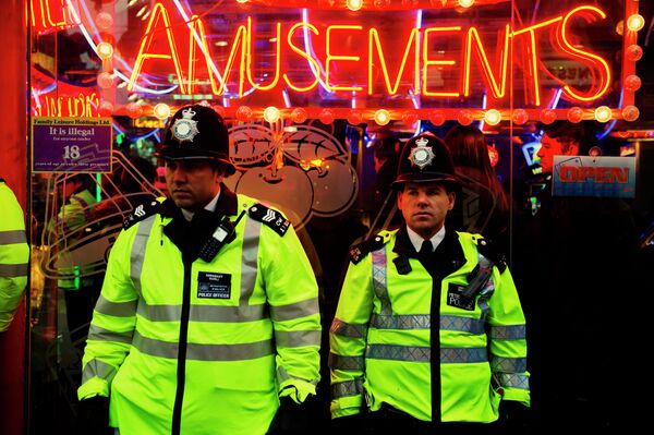 La policía inglesa acepta los continuos “errores” en la protección de menores de edad - Sputnik Mundo