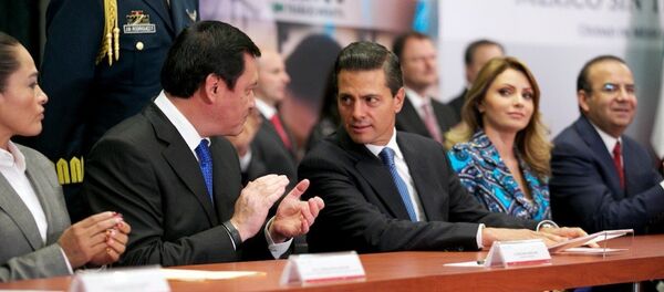 Presidente de México Enrique Peña, el secretario de Gobernación (Interior), Miguel Osorio y su esposa Angélica Rivera Presidente de México Enrique Peña, el secretario de Gobernación (Interior), Miguel Osorio y su esposa Angélica Rivera - Sputnik Mundo