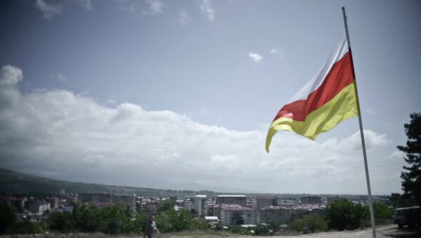 La bandera de Osetia del Sur - Sputnik Mundo