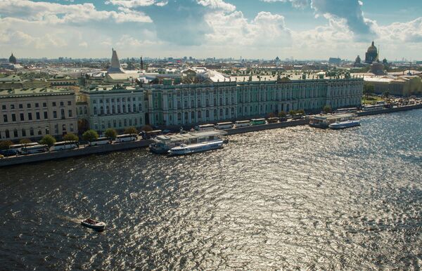Vista al río Neva y el Museo Vista al río Neva y el Museo - Sputnik Mundo