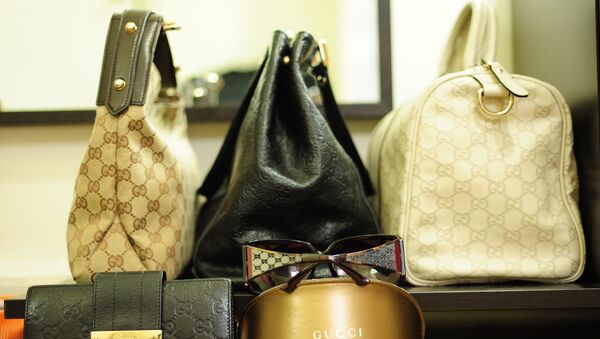 En China se imparte un cursillo para identificar falsificaciones de objetos de lujo - Sputnik Mundo