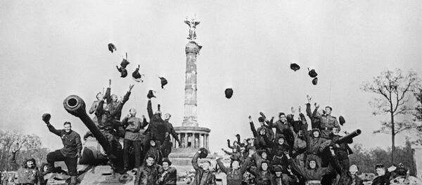 Soldados soviéticos en Berlín, 9 de mayo 1945 - Sputnik Mundo