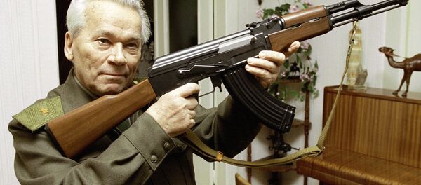 Mikhail Kalashnikov con un AK-47 - Sputnik Mundo