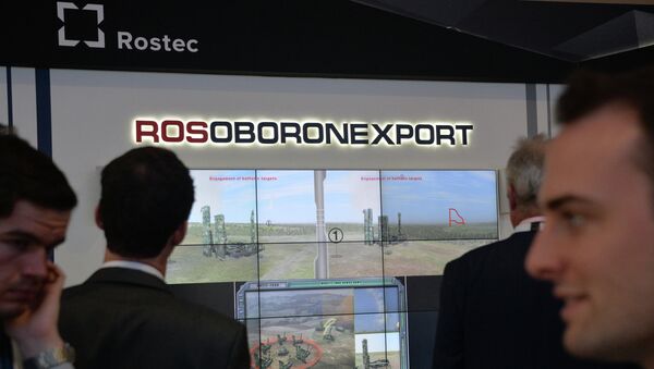 Logo de Rosoboronexport en una exposición militar (archivo) - Sputnik Mundo