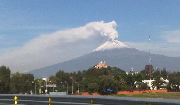 Volcán Popocatépetl de México lanza columna de cenizas de 2 km de altura - Sputnik Mundo