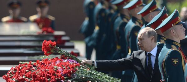 Владимир Путин во время церемонии возложения цветов городам-героям у Вечного огня - Sputnik Mundo