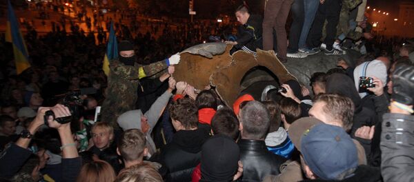 Grupo de radicales derriba el monumento a Lenin en Járkov - Sputnik Mundo