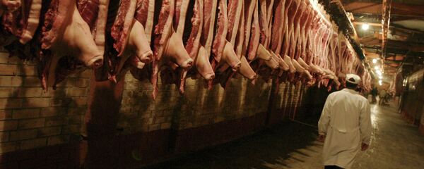 Мясные туши в холодильной камере - Sputnik Mundo