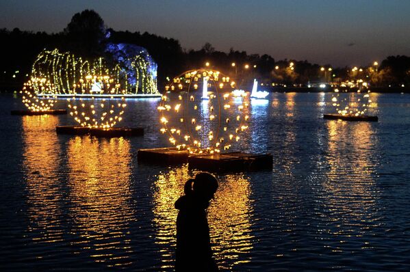 El festival “Círculo de la Luz” en Moscú - Sputnik Mundo