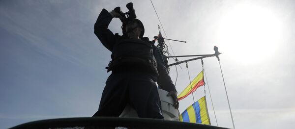 Моряк ищет цель во время учебных стрельб на катере проекта Шмель Моряк ищет цель во время учебных стрельб на катере проекта Шмель - Sputnik Mundo