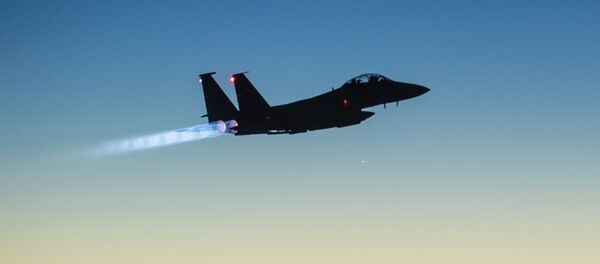 A U.S. Air Force F-15E Strike Eagle aircraft flies over northern Iraq Sept. 23, 2014 - Sputnik Mundo